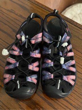 LIKE NEW! Worn maybe once - women’s Keen sandals - perfect for summer